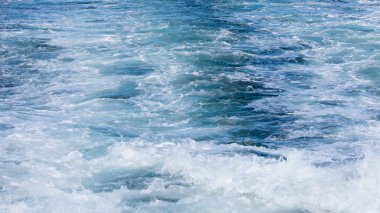 Açık okyanusta feribot gemide dalgası