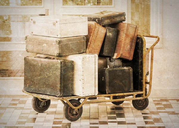 Trolley voller alten Gepäcks — Stockfoto