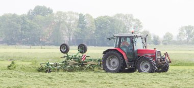 Leeuwarden, Hollanda - 26 Mayıs 2016: Çiftçi kullanır traktör 