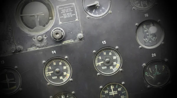 Διαφορετικά μέτρα και τις εμφανίζει σε ένα παλιό αεροπλάνο — Φωτογραφία Αρχείου