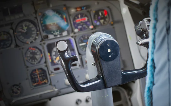 Consola central e aceleradores no avião — Fotografia de Stock