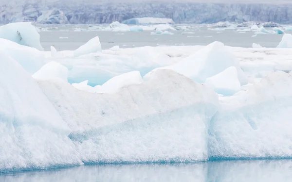 手配はアイスランドの南東部で大規模な氷河湖です。 — ストック写真