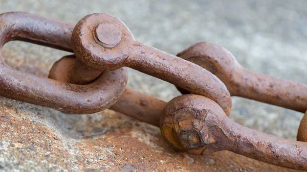 Ancienne chaîne avec rouille, clôture à maillons en acier — Photo