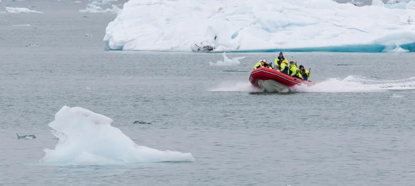 Jokulsar Jokulsarlon，冰岛-2016 年 7 月 21 日︰ 船冒险之旅 — 图库照片