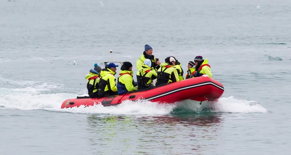 JOKULSARLON, ICELAND - July 21, 2016: Boat adventure on Jokulsar — Stock Photo, Image