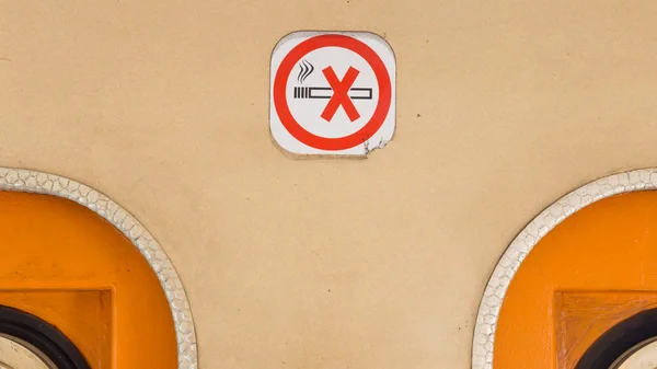 No fumar advertencia en un viejo vagón de tren —  Fotos de Stock