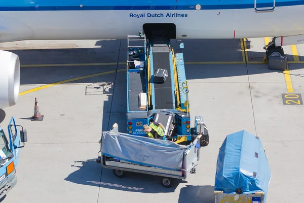 AMSTERDAM, PAÍSES BAJOS - 17 DE AGOSTO DE 2016: Carga de equipaje en el aire — Foto de Stock