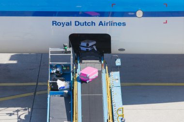 Amsterdam, Hollanda - 17 Ağustos 2016: Yükleme Bagaj havada