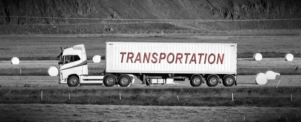 Truck Driver genom ett landsbygdsområde - transport — Stockfoto