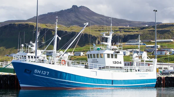 Grundarfjordur, Islandia - 1 de agosto de 2016; Barcos de pesca en el — Foto de Stock
