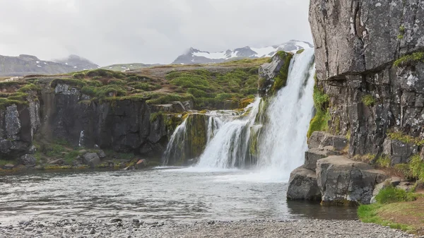 Kirkjufellsfoss vattenfallet nära berget Kirkjufell — Stockfoto