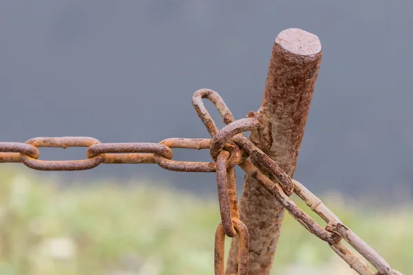 Ancienne chaîne avec rouille, clôture à maillons en acier — Photo