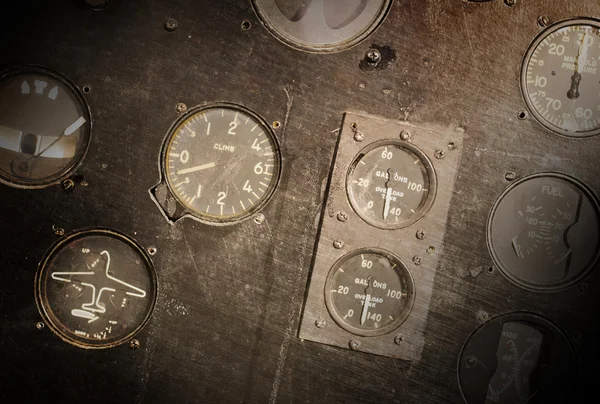 Verschiedene Messgeräte und Displays in einem alten Flugzeug — Stockfoto