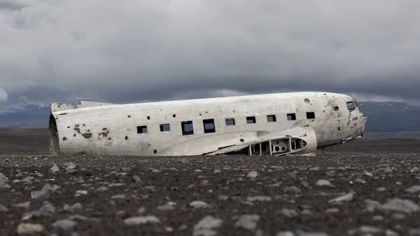 Das verlassene Wrack eines US-Militärflugzeugs auf Südisland — Stockfoto