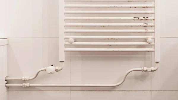 Roestige huishoudelijke gietijzeren radiator — Stockfoto