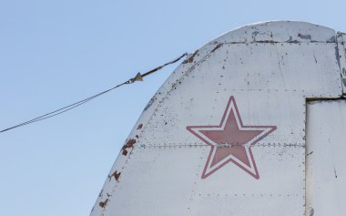 Eski bir savaş uçağı yıldız sembolü