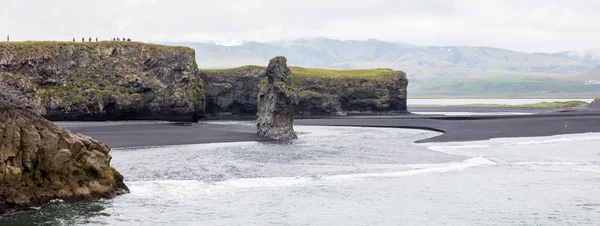 Großer Felsen am schwarzen Strand, Island — Stockfoto