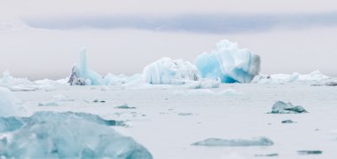 Büyük bir buzul Gölü güneydoğusunda İzlanda'daki Jokulsarlon olduğunu
