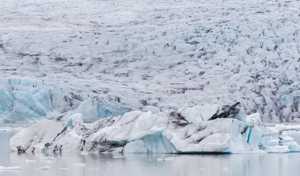 手配はアイスランドの南東部で大規模な氷河湖です。 — ストック写真