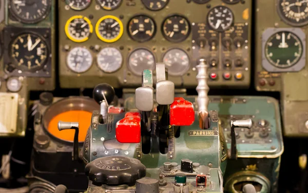 Console centrale et manettes des gaz dans l'avion — Photo