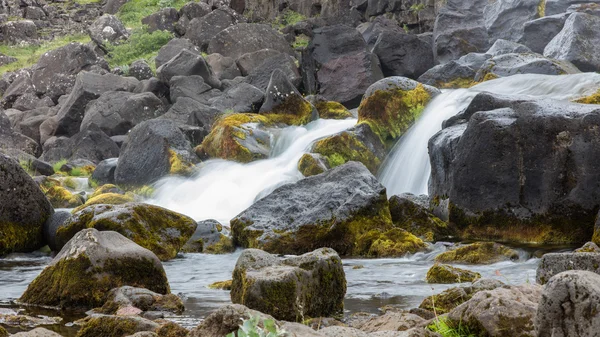 Vista ravvicinata di una caduta d'acqua — Foto Stock