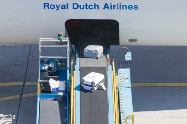 Amsterdam, Hollanda - 17 Ağustos 2016: Yükleme Bagaj havada