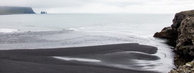 Büyük kaya siyah plajda, İzlanda