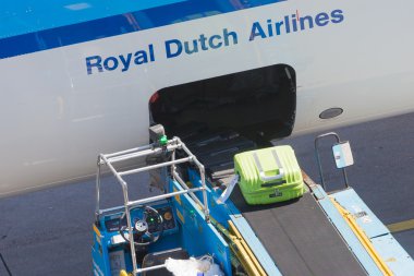 Amsterdam, Hollanda - 17 Ağustos 2016: Yükleme Bagaj havada