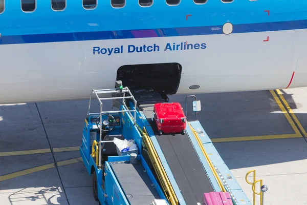 Amsterdam, Holandia - 17 sierpnia 2016: Załadunek bagaży w powietrzu — Zdjęcie stockowe