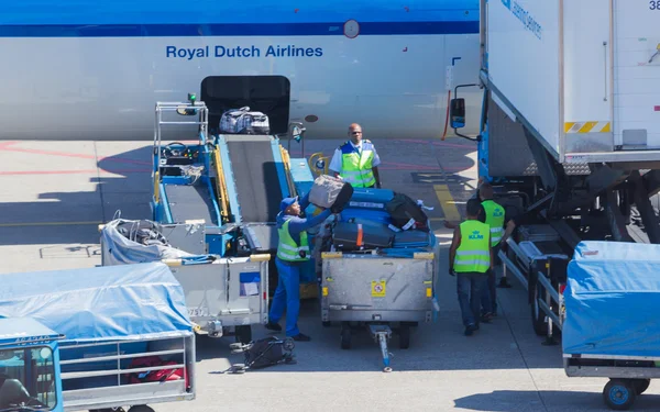 AMSTERDAM, NETHERLANDS - AUGUST 17, 2016: Loading luggage in air — Stock Photo, Image