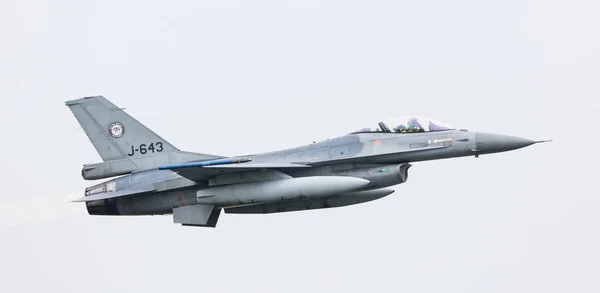 吕、 荷兰-2016 年 6 月 11 日 ︰ 荷兰 F-16 战斗机 j — 图库照片