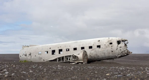 Az elhagyott roncs, egy amerikai katonai repülőgép, a déli Izland — Stock Fotó
