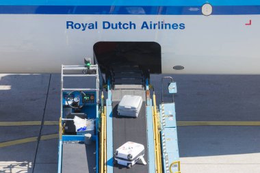 Amsterdam, Hollanda - 17 Ağustos 2016: Yükleme Bagaj havada