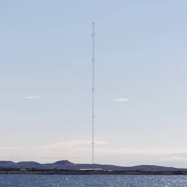 Cielo di comunicazione della torre. Torre TV su uno sfondo di cielo blu e — Foto Stock