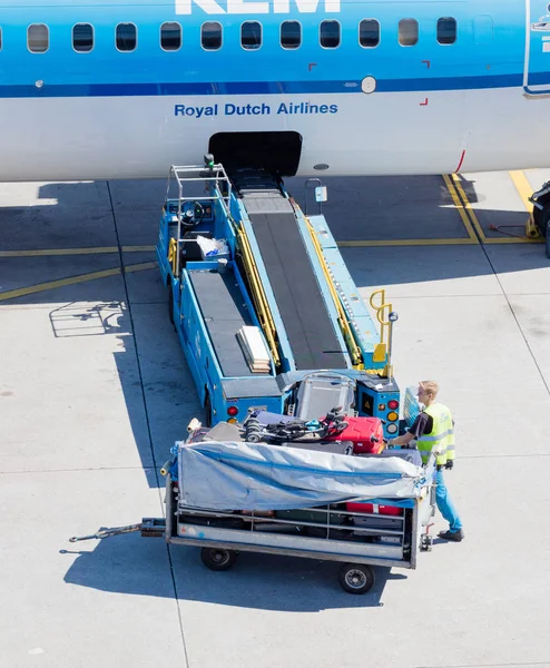 AMSTERDAM, PAÍSES BAJOS - 17 DE AGOSTO DE 2016: Carga de equipaje en el aire — Foto de Stock