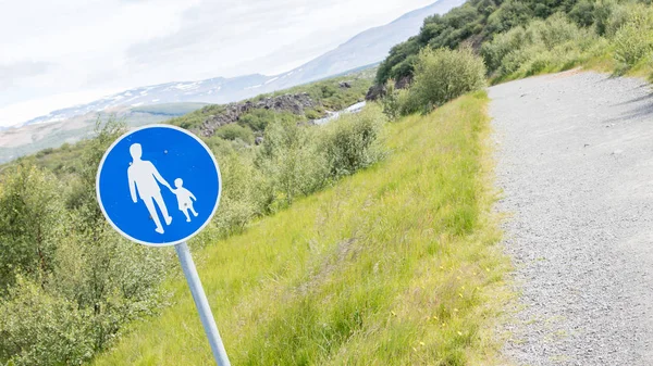 Дорожный знак в Исландии - пешеходная тропа — стоковое фото