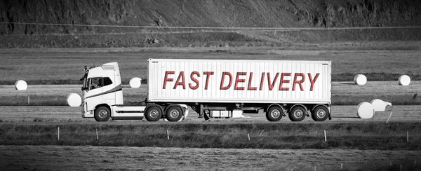 Vrachtwagen rijden door middel van een plattelandsgebied - snelle levering — Stockfoto