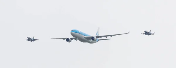 LEEUWARDEN, NETHERLANDS - JUNE 11 2016: Dutch KLM Boeing escorte — Stock Photo, Image
