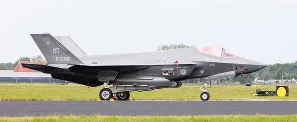 LEEUWARDEN, PAÍSES BAIXOS - JUNHO 10, 2016: Holandês F-35 sobre o — Fotografia de Stock