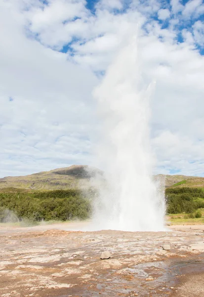 Strokkur erupce v oblasti Geysiru, Island Royalty Free Stock Fotografie