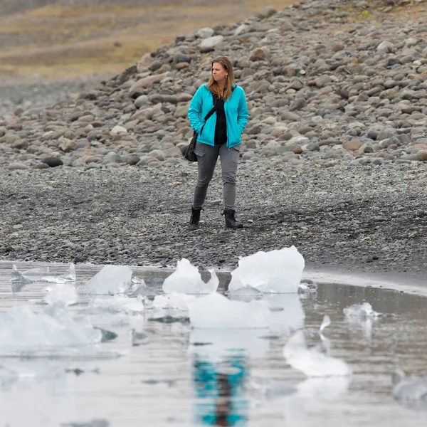 Жінка вигулює на пляж в Jokulsarlon льодовика Лагуна - лід — стокове фото