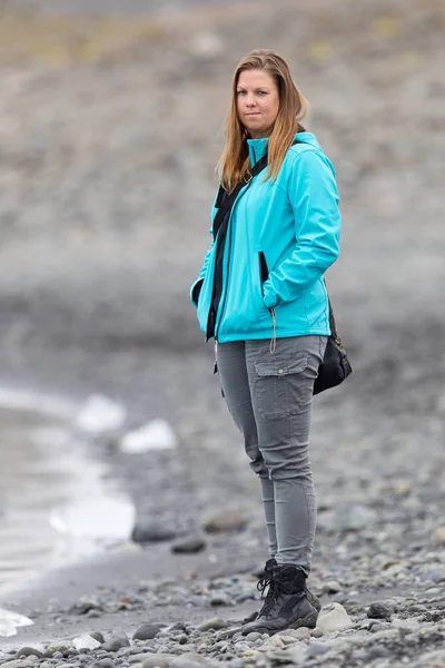 Woman walking over the beach at Jokulsarlon glacier lagoon - Ice — Stock Photo, Image