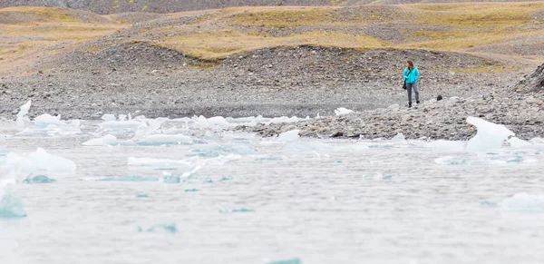 Жінка вигулює на пляж в Jokulsarlon льодовика Лагуна - лід — стокове фото