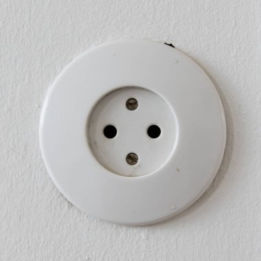 Beyaz elektrik prizi, izole