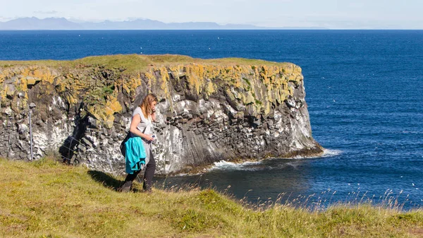 Žena na okraji útesu - Island — Stock fotografie