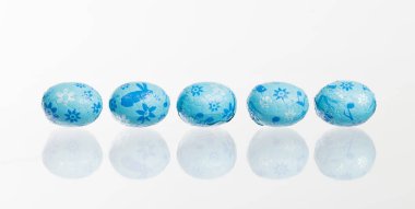 İzole çikolata Paskalya yumurtaları