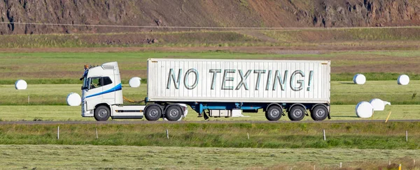 Camión conduciendo a través de una zona rural - No hay mensajes de texto —  Fotos de Stock