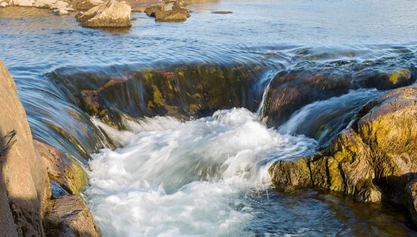 Vue rapprochée d'une chute d'eau — Photo