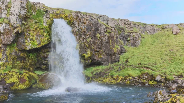 Kirkjufellsfoss cascade près de la montagne Kirkjufell — Photo