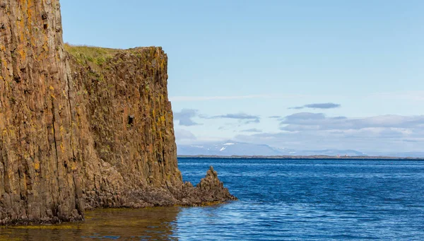 На краю скалы - Исландия — стоковое фото